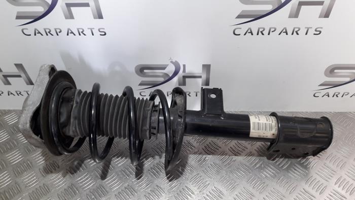 Schokdemperpoot links-voor van een Mercedes-Benz GLA (156.9) 1.6 180 16V 2018