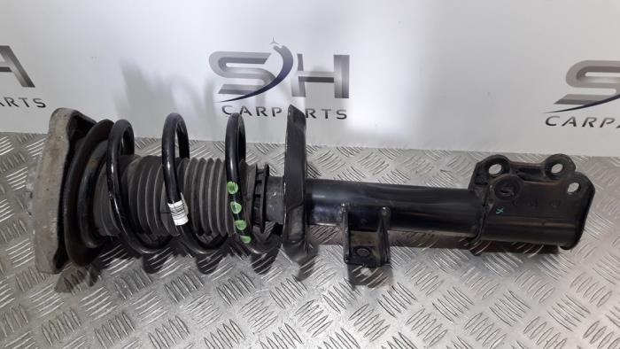 Schokdemperpoot links-voor van een Mercedes-Benz GLA (156.9) 1.6 180 16V 2018