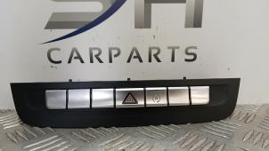 Gebruikte Paniekverlichtings Schakelaar Mercedes A (W176) 1.6 A-180 16V Prijs € 60,00 Margeregeling aangeboden door SH Carparts