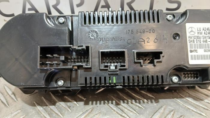 Kachel Bedieningspaneel van een Mercedes-Benz CLA Shooting Brake (117.9) 2.2 CLA-200 CDI, 200 d 16V 2017