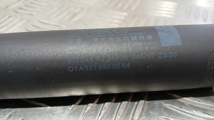 Gasdemper rechts-achter van een Mercedes-Benz CLA Shooting Brake (117.9) 2.2 CLA-200 CDI, 200 d 16V 2017