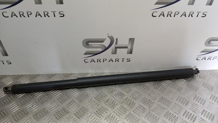 Gasdemper rechts-achter van een Mercedes-Benz CLA Shooting Brake (117.9) 2.2 CLA-200 CDI, 200 d 16V 2017