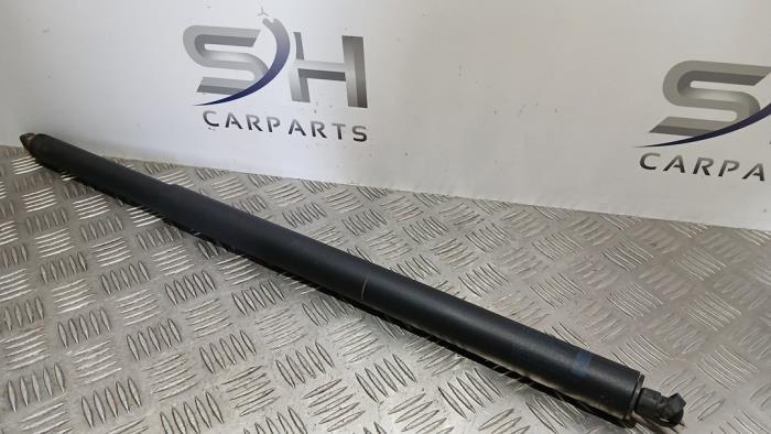 Gasdemper rechts-achter van een Mercedes-Benz CLA Shooting Brake (117.9) 2.2 CLA-200 CDI, 200 d 16V 2017