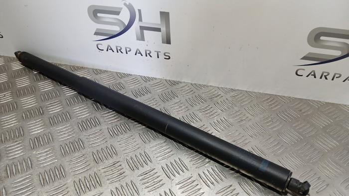 Gasdemper rechts-achter van een Mercedes-Benz CLA Shooting Brake (117.9) 2.2 CLA-200 CDI, 200 d 16V 2017