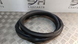 Gebruikte Portierrubber 4Deurs rechts-achter Mercedes CLA (118.3) 2.0 CLA-220d Prijs € 20,00 Margeregeling aangeboden door SH Carparts