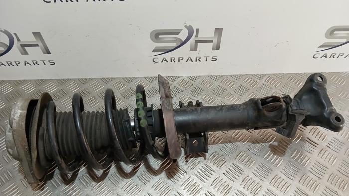 Schokdemperpoot links-voor van een Mercedes-Benz E Estate (S212) E-250 CDI 16V BlueEfficiency,BlueTEC 2010