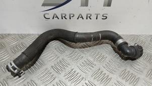 Gebruikte Koelwaterslang Mercedes A (177.0) 1.3 A-200 Turbo 16V Prijs € 20,00 Margeregeling aangeboden door SH Carparts