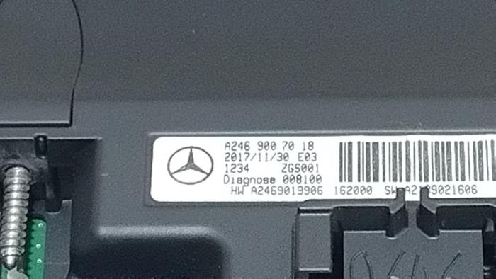 Display Interieur van een Mercedes-Benz A (W176) 1.6 A-180 16V 2018