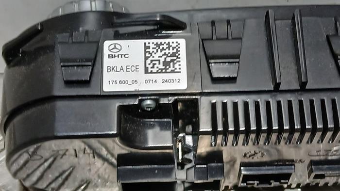 Kachel Bedieningspaneel van een Mercedes-Benz B (W246) 1.6 B-200 BlueEFFICIENCY Turbo 16V 2012