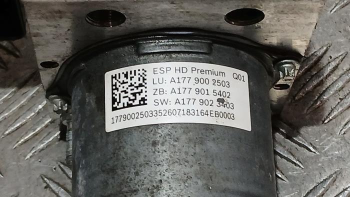 ABS Pomp van een Mercedes-Benz A (177.0) 1.5 A-180d 2018