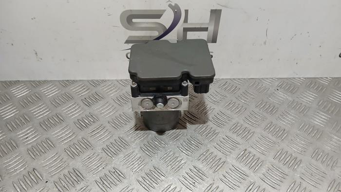 ABS Pomp van een Mercedes-Benz A (177.0) 1.5 A-180d 2018