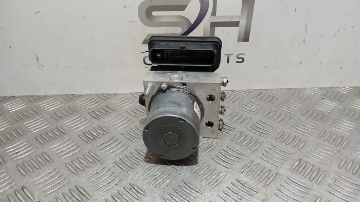 ABS Pomp van een Mercedes-Benz A (177.0) 1.5 A-180d 2018
