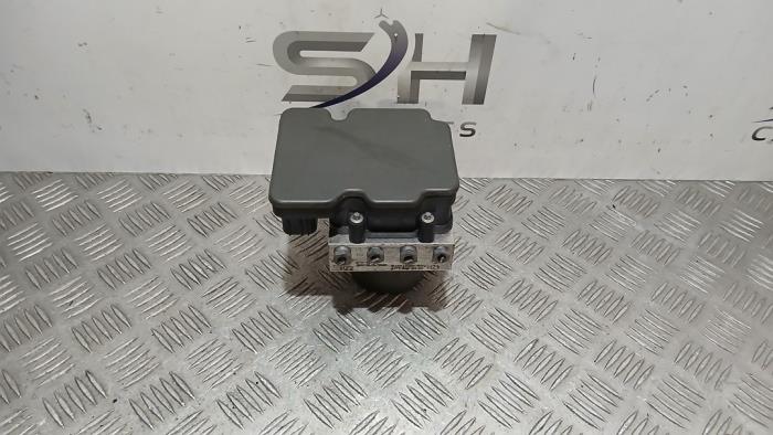 ABS Pomp van een Mercedes-Benz A (177.0) 1.5 A-180d 2018