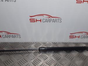 Gebruikte Kofferdekseldemper rechts-achter Audi A3 (8P1) 2.0 TDI 16V Prijs € 6,00 Margeregeling aangeboden door SH Carparts