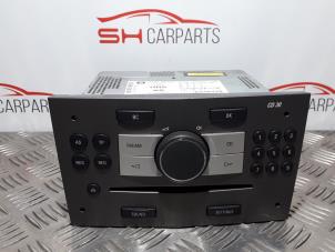 Gebruikte Radio CD Speler Opel Zafira Mk.II (M75) 1.6 16V Prijs € 100,00 Margeregeling aangeboden door SH Carparts