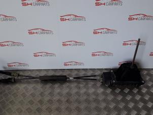 Gebruikte Versnellingsbak Bedieningskabel Renault Clio III (BR/CR) 1.4 16V Prijs € 37,00 Margeregeling aangeboden door SH Carparts