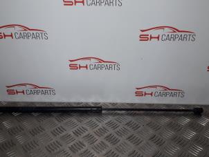 Gebruikte Kofferdekseldemper links-achter Mercedes E (W211) 3.2 E-320 CDI 24V Prijs € 15,00 Margeregeling aangeboden door SH Carparts