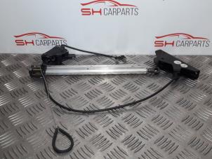 Gebruikte Cabriodak vergrendelslot Peugeot 307 (3A/C/D) 2.0 16V Prijs € 16,00 Margeregeling aangeboden door SH Carparts