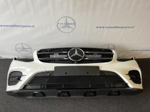 Gebruikte Voorbumper Mercedes GLC (X253) 2.0 300 16V 4-Matic Prijs € 1.000,00 Margeregeling aangeboden door van Sabben Parts