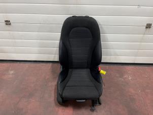 Gebruikte Voorstoel rechts Mercedes C (W205) C-200 2.0 CGI 16V Prijs € 125,00 Margeregeling aangeboden door van Sabben Parts