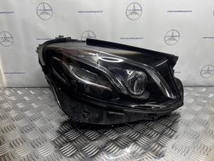 Gebruikte Koplamp rechts Mercedes E (W213) E-200 2.0 Turbo 16V 4-Matic Prijs € 850,00 Margeregeling aangeboden door van Sabben Parts