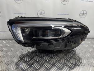 Gebruikte Linker Koplamp Mercedes A (177.0) 1.3 A-200 Turbo 16V Prijs € 750,00 Margeregeling aangeboden door van Sabben Parts