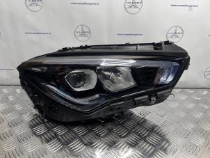 Gebruikte Koplamp rechts Mercedes CLA (118.3) 1.3 CLA-200 Turbo 16V Prijs € 600,00 Margeregeling aangeboden door van Sabben Parts