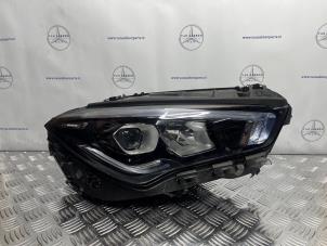 Gebruikte Koplamp rechts Mercedes CLA (118.3) 1.3 CLA-200 Turbo 16V Prijs € 600,00 Margeregeling aangeboden door van Sabben Parts