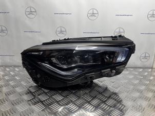 Gebruikte Koplamp rechts Mercedes CLA (118.3) 1.3 CLA-200 Turbo 16V Prijs € 750,00 Margeregeling aangeboden door van Sabben Parts