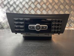 Gebruikte Radio Mercedes C (W204) 1.8 C-180 CGI 16V Prijs € 125,00 Margeregeling aangeboden door van Sabben Parts