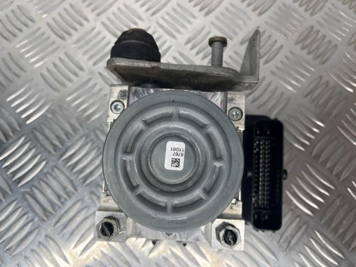 ABS Computer van een Mercedes-Benz C (W205) C-160 1.6 16V 2016