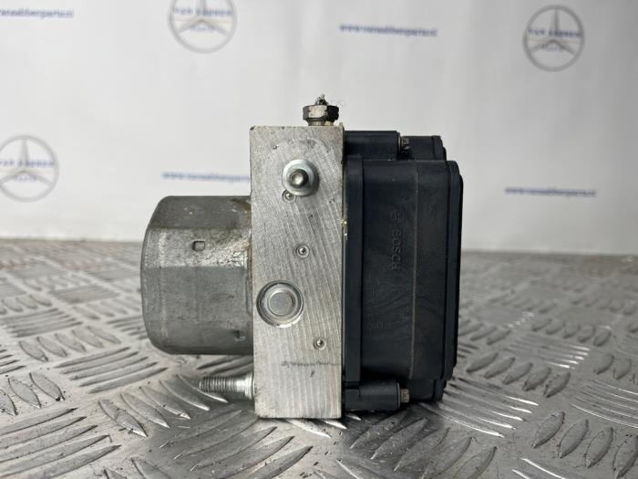 ABS Computer van een Mercedes-Benz B (W246) 1.6 B-180 BlueEFFICIENCY Turbo 16V 2014