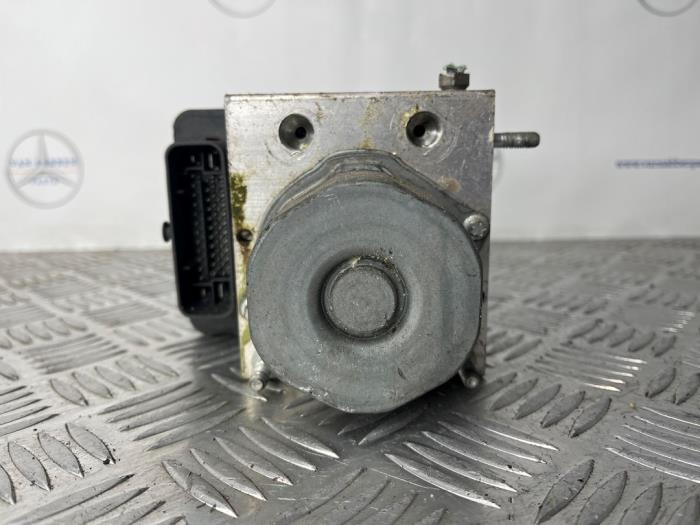 ABS Computer van een Mercedes-Benz B (W246) 1.6 B-180 BlueEFFICIENCY Turbo 16V 2014