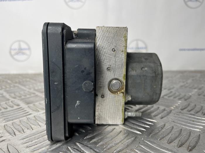 ABS Computer van een Mercedes-Benz B (W246) 1.6 B-180 BlueEFFICIENCY Turbo 16V 2014