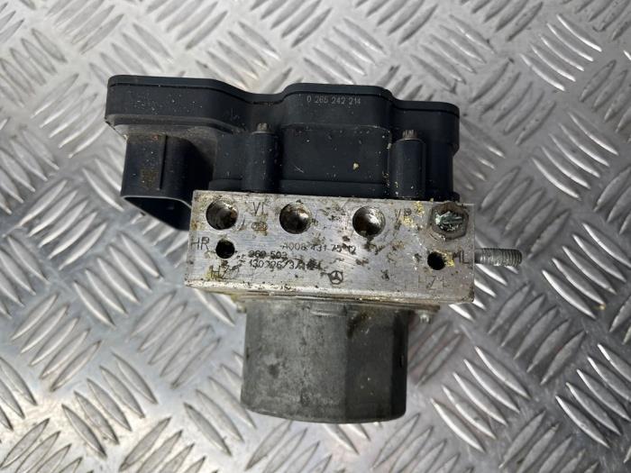 ABS Computer van een Mercedes-Benz B (W246) 1.6 B-180 BlueEFFICIENCY Turbo 16V 2014