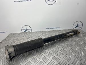 Gebruikte Schokdemper links-achter Mercedes E (W213) E-220d 2.0 Turbo 16V Prijs € 50,00 Margeregeling aangeboden door van Sabben Parts