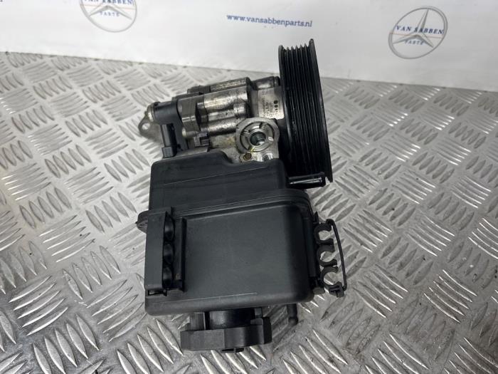 Pomp Servo van een Mercedes-Benz E (W212) E-250 CDI 16V BlueEfficiency 2012