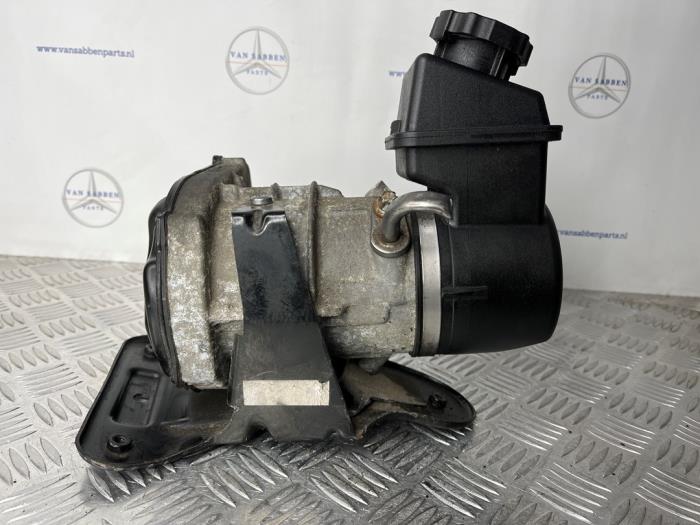 Gebruikte Pomp Servo Mercedes ML II (164/4JG) 3.0 ML-350 CDI BlueTec 4-Matic V6 24V Prijs € 200,00 Margeregeling aangeboden door van Sabben Parts