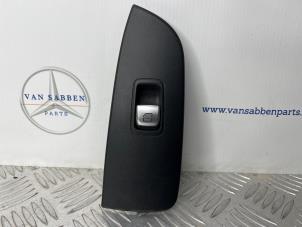 Gebruikte Raam schakelaar elektrisch Mercedes Vito (447.6) 2.0 116 CDI 16V Prijs € 24,20 Inclusief btw aangeboden door van Sabben Parts