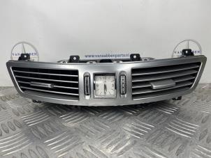 Gebruikte Luchtrooster Dashboard Mercedes S (W221) 3.0 S-350 CDI 24V 4-Matic Prijs € 50,00 Margeregeling aangeboden door van Sabben Parts