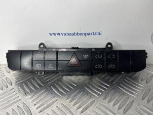 Gebruikte Paniekverlichtings Schakelaar Mercedes Vito (639.6) 3.2 122 V6 18V Prijs € 30,25 Inclusief btw aangeboden door van Sabben Parts