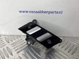 Gebruikte Schakelaar Centr. Deurvergrendeling Mercedes S (W221) 3.5 S-350 24V Prijs € 20,00 Margeregeling aangeboden door van Sabben Parts