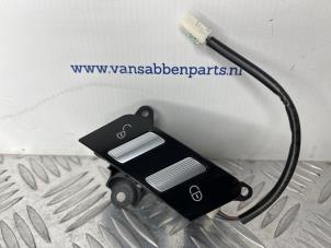 Gebruikte Schakelaar Centr. Deurvergrendeling Mercedes S (W221) 3.5 S-350 24V Prijs € 20,00 Margeregeling aangeboden door van Sabben Parts