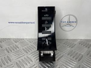 Gebruikte Schakelaar ESP Mercedes S (W221) 3.0 S-320 CDI 24V Prijs € 40,00 Margeregeling aangeboden door van Sabben Parts