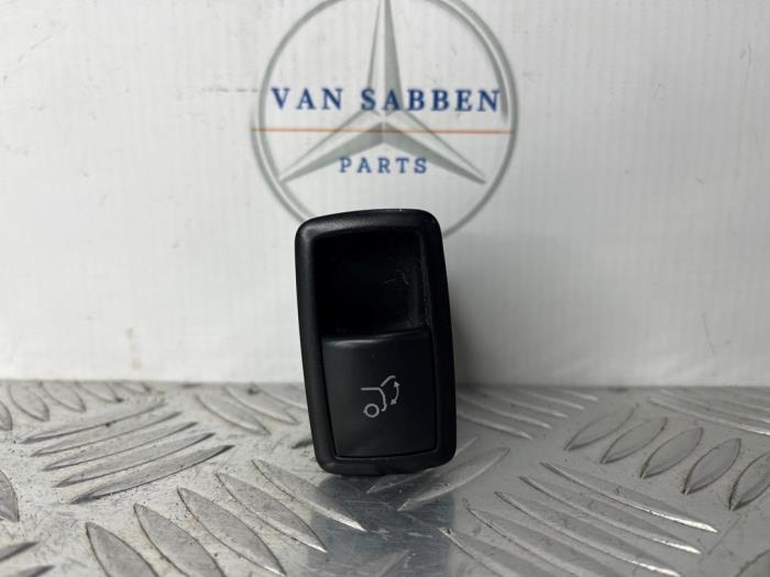 Gebruikte Schakelaar achterklep Mercedes ML II (164/4JG) 3.0 ML-280 CDI 4-Matic V6 24V Prijs € 20,00 Margeregeling aangeboden door van Sabben Parts
