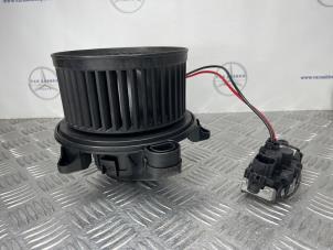 Gebruikte Kachel Ventilatiemotor Mercedes B (W247) 2.0 B-200d 4-Matic Prijs € 100,00 Margeregeling aangeboden door van Sabben Parts