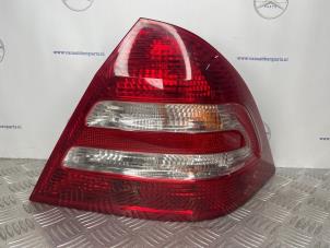Gebruikte Achterlicht rechts Mercedes C (W203) 2.2 C-220 CDI 16V Prijs € 50,00 Margeregeling aangeboden door van Sabben Parts