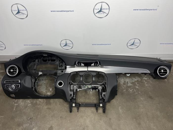 Gebruikte Dashboard Mercedes C (W205) 2.2 C-220 CDI 16V BlueTEC Prijs € 600,00 Margeregeling aangeboden door van Sabben Parts