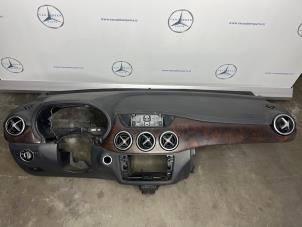 Gebruikte Dashboard Mercedes B (W246) 1.6 B-180 BlueEFFICIENCY Turbo 16V Prijs € 400,00 Margeregeling aangeboden door van Sabben Parts