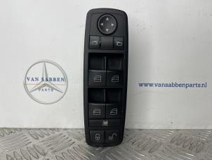 Gebruikte Ruit schakelaar elektrisch Mercedes A (W169) 1.5 A-150 16V Prijs € 50,00 Margeregeling aangeboden door van Sabben Parts